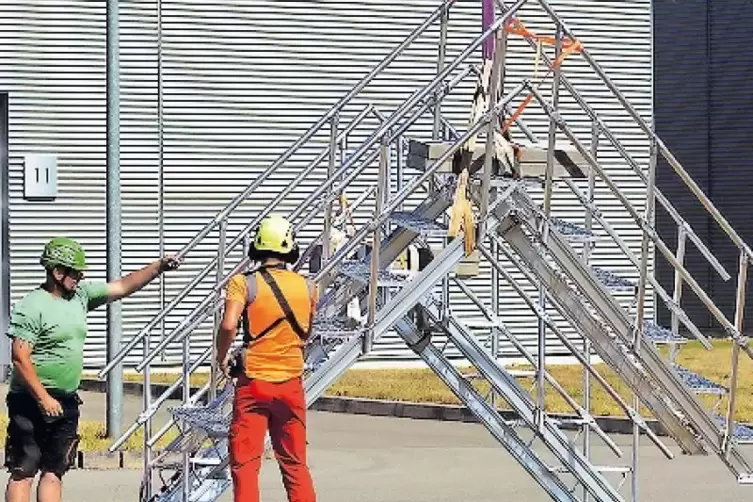 Am Boden: Andreas Zick (links) und Timo Schardon sind für die Befestigung der Treppen am Seil des Helikopters zuständig.