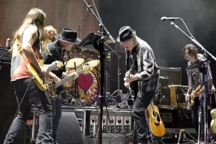 „Und jetzt machen wir Krach“: Neil Young (Bildmitte) zusammen mit seiner Begleitband „Promise of the Real“.  Foto: KUNZ