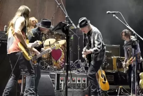 „Und jetzt machen wir Krach“: Neil Young (Bildmitte) zusammen mit seiner Begleitband „Promise of the Real“.  Foto: KUNZ