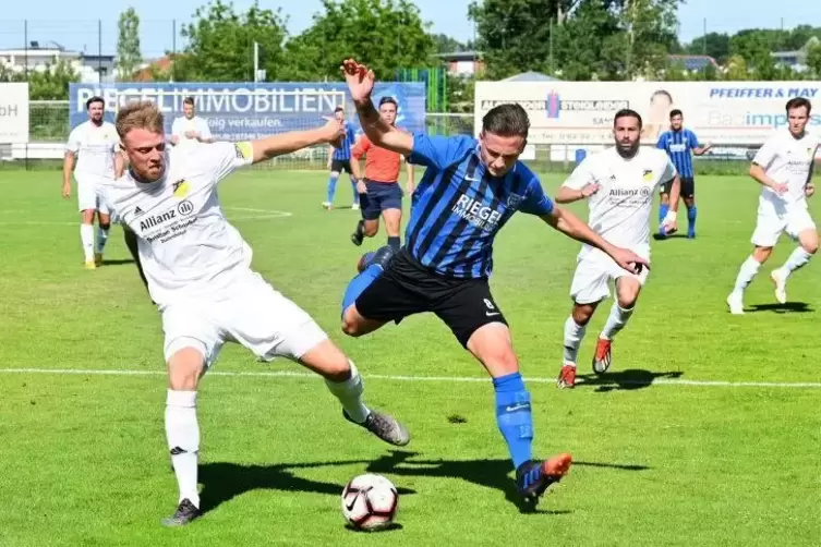 Bein-Arbeit: FC Speyer 09 (blau) gegen Dudenhofen. Foto: Lenz