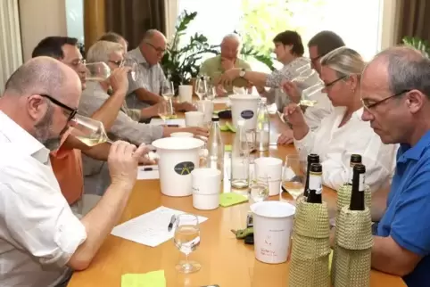 360 „Riesling trocken“ wurden in Pleisweiler-Oberhofen verkostet.  Foto: Iversen