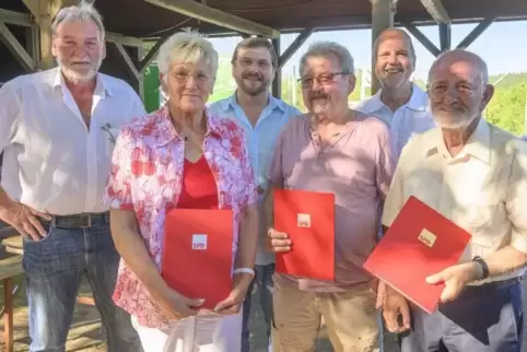 Ehrungen bei der SPD (von links): Vorsitzender Ralf Mang, Gisela Jung, UB-Vorsitzender Jürgen Conrad, Karl-Heinz Trauth, MdL Joc