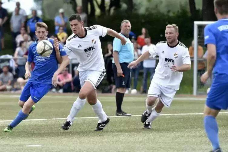 Beim 1:1 im letzten Saisonspiel gegen die Eintracht gab der TSV, hier Timo Liese (Mitte) im Kampf mit dem Lambsheimer Mario Mont