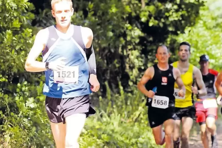 Auf den ersten Kilometern führt der Lemberger Alexander Köhler das Feld an, doch am Ende siegt Marcel Job von der Landau Running