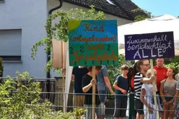 Etwa 10 bis 15 Menschen beteiligten sich an der Kundgebung. Foto: Iversen