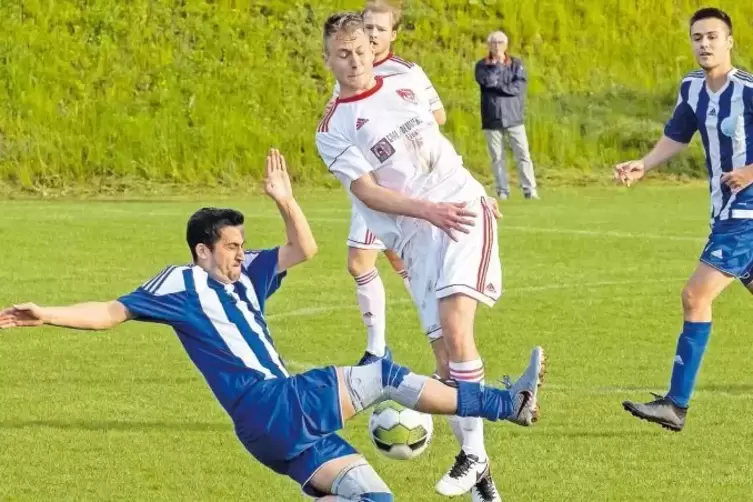 Für den ASV Winnweiler II (in Weiß Eric Iselborn) schien der Abstieg aus der B-Klasse schon fast besiegelt. Im Entscheidungsspie