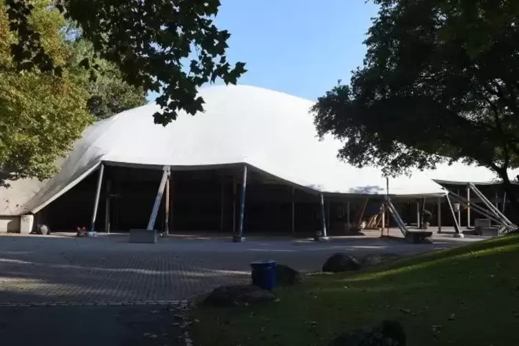 Wie ein gestrandeter Walfisch liegt die Multihalle in Mannheims Herzogenriedpark. Ein Reptil, ein sanft hügelig dahinfließendes 