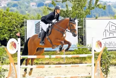 Lokalmatadorin: Luna Sophie Neef vom RFV Pirmasens-Winzeln ließ mit Volnay de Lusse dreimal die Stange fallen.