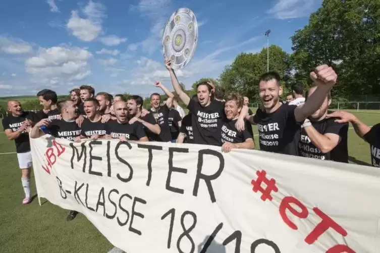 So jubeln Meister: Die Spieler des VfB Reichenbach II feiern ausgelassen den Titelgewinn. Foto: VIEW