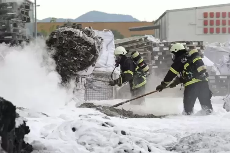 Knietief stehen die Feuerwehrleute im Löschschaum auf dem Gelände der Firma TKM im Landauer Ortsteil Mörlheim. Foto: van