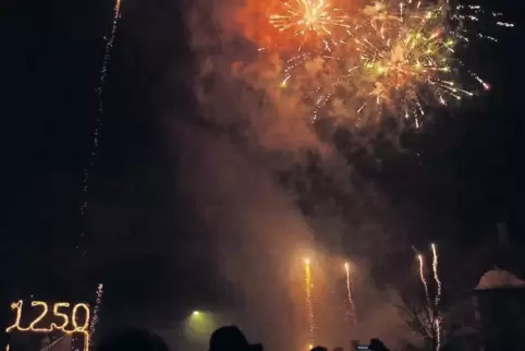 Hat allein fast 2000 Euro gekostet: das imposante Feuerwerk an der toll besuchten Silvesterparty zum Auftakt des Jubiläumsjahres