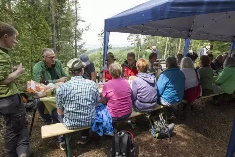 Nach Herzenslust geschlemmt: Beim Picknick in Grün wurde nach der Wanderung am Ausblick Rummelshald getafelt. Revierförster Klau