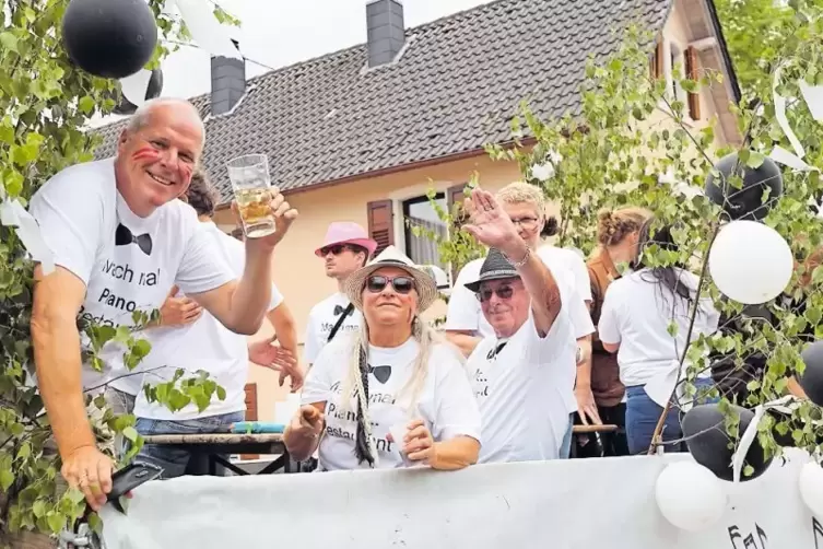 Mach mal Piano: Aufforderung auf der Carlsberger Kerwe.