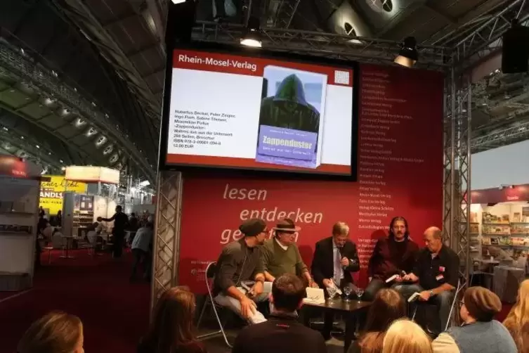 Die Bühne „Podium Rheinland-Pfalz“ (hier im Jahr 2017) wird auf der Frankfurter Buchmesse auch diesen Oktober wieder bespielt. F