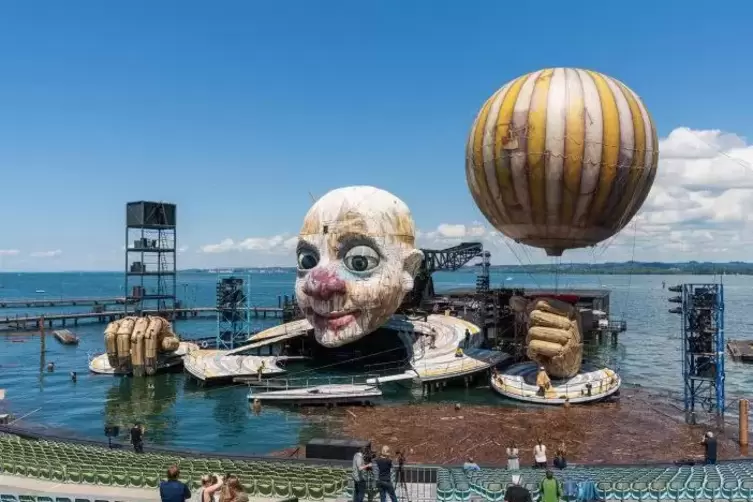 Das spektakuläre Bühnenbild für Verdis „Rigoletto“ auf der Bregenzer Seebühne.  Foto: picture alliance/dpa