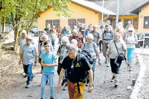 Die Gruppe mit Wanderführer Jürgen Wachowski (vorn) beim Abmarsch von der Kriegsberghütte.