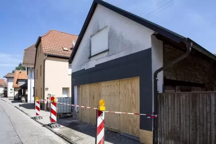 Noch ist unklar, wie es zu dem schweren Unfall vor diesem Haus in Trippstadt gekommen ist. Doch die Ermittlungen machen Fortschr