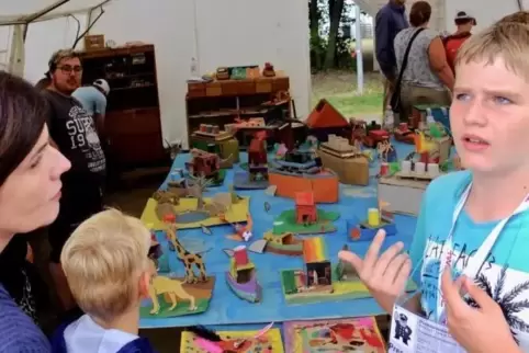 Reporter Tim erklärt Bürgermeisterin Cornelia Reifenberg (links), was die Kinder gebastelt haben. Foto: ghx