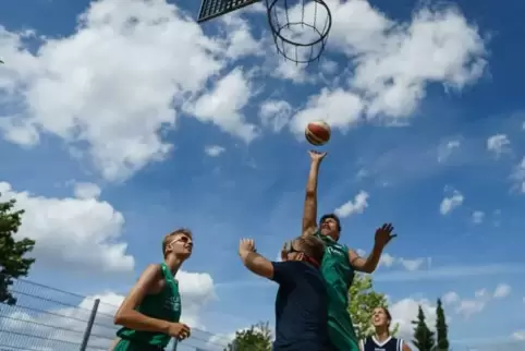 Wenn der Sand beim Beachbasketball unter den Füßen hinwegrinnt, ist der Korb plötzlich viel höher. Foto: frei/privat