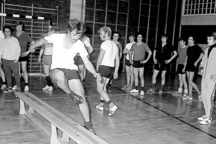 Alles im Blick: Otto Rehhagel (rechts) beobachtet seine Spieler des FV Rockenhausen beim Training.