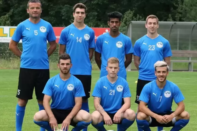 Edin Pita mit (von links) hinten Daniel Kopf, Behzad Hamidi und Co-Trainer Manuel Albrecht sowie (vorn) Mirand Kryeziu, Fabian L