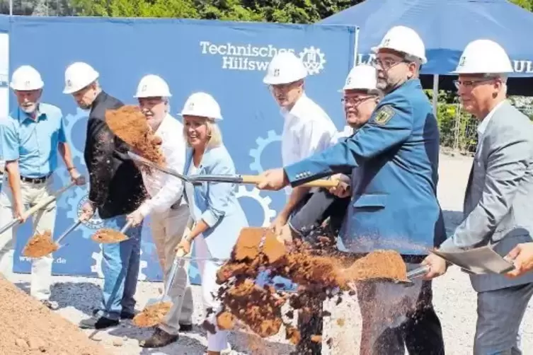 Beim symbolischen ersten Spatenstich legten neben Vertretern von THW und Bauunternehmen (von rechts nach links) auch der örtlich