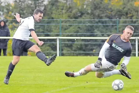 Danny Schulz (links) beim Torschuss im Derby gegen den FV Rockenhausen. Schulz war mit 20 Treffern bester Torschütze des TuS Ste