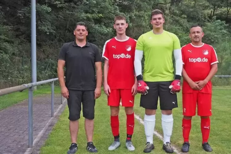 Die Neuzugänge im Gesamtkader des TuS Maßweiler (von links): Trainer Christian Meier, Neuzugänge Jonas Roschy, Noah Huber und Sa