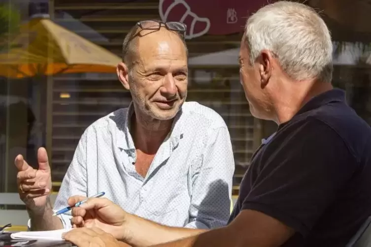 Fotograf und Journalist: Thomas Brenner und RHEINPFALZ-Kulturredakteur Fabian R. Lovisa (rechts). Foto: VIEW