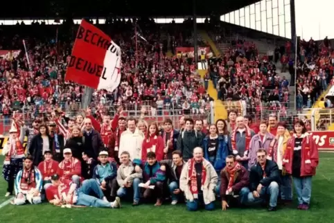 Von Bechhofen zum Betze sind die Deiwel gewandert und werden am 6. Oktober 1996 auf dem Spielfeld begrüßt.  Foto: thof