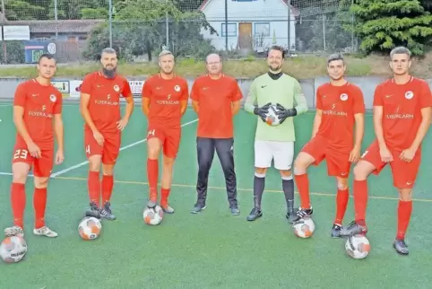 Verstärkung für Rot-Weiss Seebach (von links): Tobias Heim, Sven Borgwardt, Georg Ester, Trainer Roland Beck, Torwart Ewald Jost