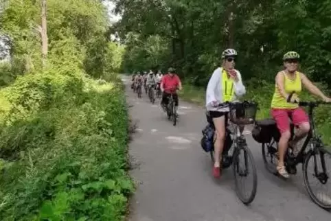 Fast nur auf schattigen Waldwegen rollten die Radwanderer nach Speyer und wieder zurück. Auf dem Rückweg kühlte sich so mancher 