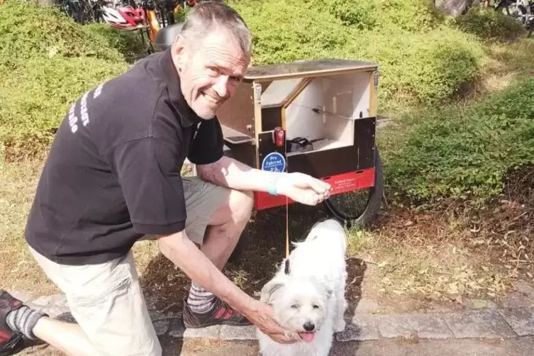 Wenn Trixie sich im Anhänger von Arnold Merkel kutschieren lässt, ruht sie auf einem Kissen. Foto: kle