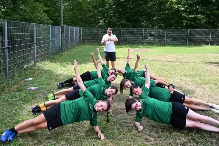 Mit Stabilisationsübungen: Trainer André Grüner macht seine Frauen fit. Foto: Lenz