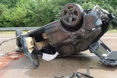 Das Auto des 56-Jährigen wurde bei dem Unfall stark beschädigt. Er wurde dabei leicht verletzt. Foto: Polizei