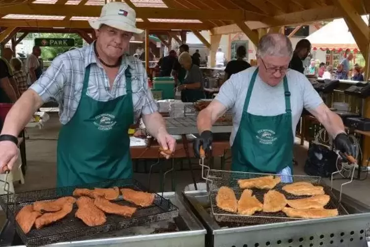 Ralf Geißler (links) und Raimund Hoffmann bei der Zubereitung von Backfisch . Foto: Schifferstein