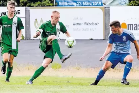 Im Vorwärtsgang: Tobias Kiefer (am Ball) steuerte zum 3:1-Kerwesieg des SV Schopp einen Treffer bei. Links Kiefers Teamkamerad L