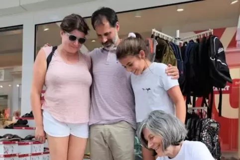 Susan Adler Thorp (in der Hocke) mit Tochter Leigh, Schwiegersohn Craig und Enkelin Ellie Royal. Die Stolpersteine erinnern an i