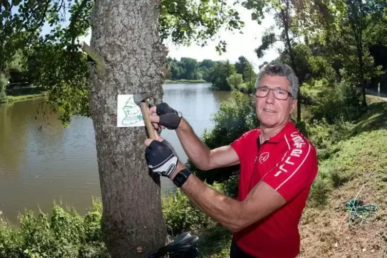 Harald Wagner kümmert sich um die Beschilderung der Wanderwege in der Verbandsgemeinde Oberes Glantal.  Foto: Sayer