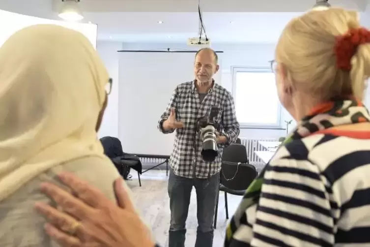 Fotograf Thomas Brenner bei einer vergangenen Foto-Aktion in Ludwigshafen.  Archivfoto: KUNZ