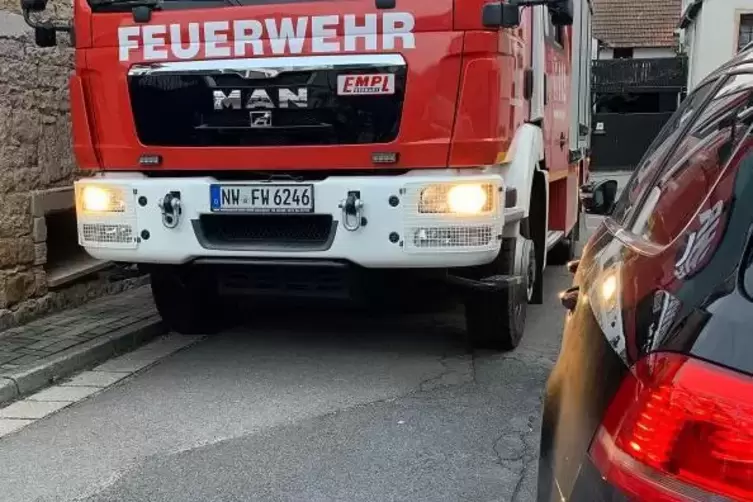 Ein Musterbeispiel aus Haardt: die Straße „Am Wiesbrunnen“. Eine Durchfahrtsbreite von 3,05 Meter verlangt der Gesetzgeber. Foto