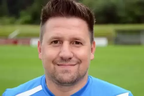 Möchte mit seiner Elf im Pokal in Runde zwei vorstoßen: Denis Jung, Trainer des SV Hinterweidenthal.  Foto: Buchholz