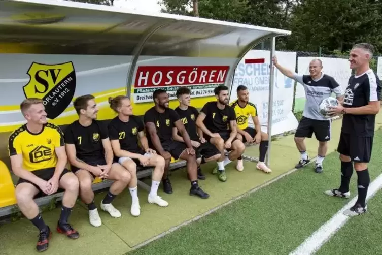 Trainer Daniel Graf (rechts) und Co-Trainer Uwe Dengel mit den Neuzugängen (von links): Sascha Theis, Leopold Mühlen, Tobias Leo