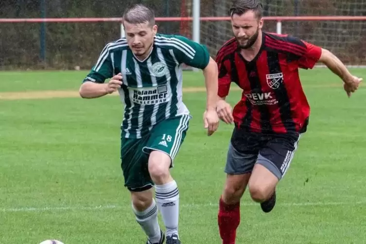 Laufduell zwischen Ramsens Alexander Rüth (rechts) und Christoph Steuerwald vom FC Eiche Sippersfeld. Am Ende gewann der TuS mit