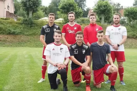 Neuzugänge beim SV Hornbach (vorne on links): Björn Quoiffy, Marvin Becker, Timo Lugenbiehl, (hinten von links) Trainer Sascha K