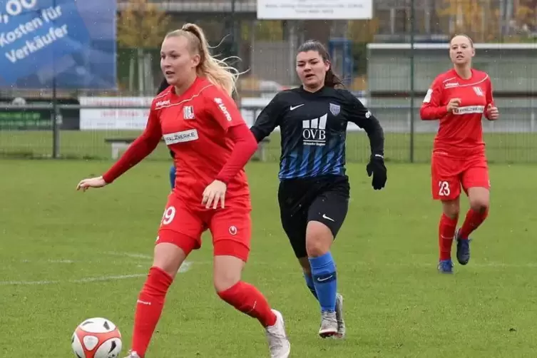 Büsra Kuru (hier noch im dunklen Trikot des FC Speyer) hat gute Chancen auf einen Startplatz im Niederkirchener Kader.  Archivfo