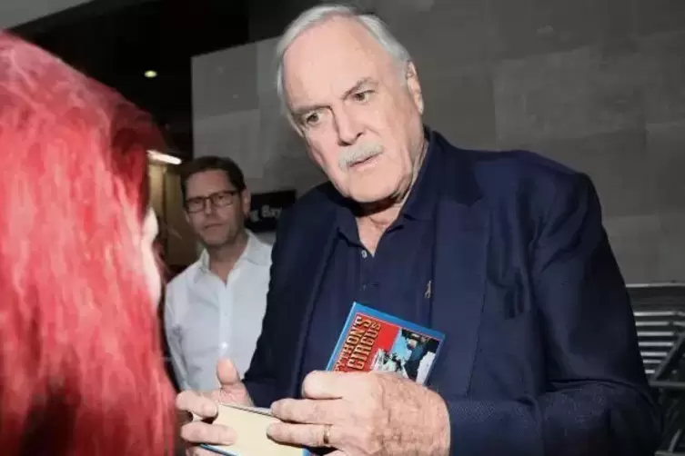 Ob der britische Schauspieler John Cleese auch in Mannheim Autogramme geben wird? Hier widmet er sich seinen Fans nach einem Auf