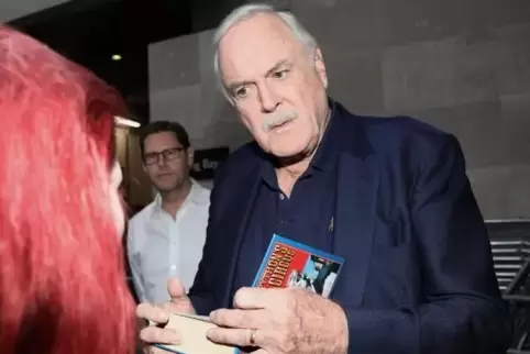 Ob der britische Schauspieler John Cleese auch in Mannheim Autogramme geben wird? Hier widmet er sich seinen Fans nach einem Auf