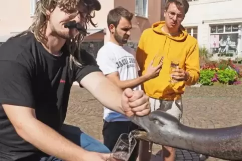 Der neueste Streich von „Ungekocht geniessbar“: Die Spaßvögel beim Wasserzapfen am Blieskasteler Schlangenbrunnen. Von links Den