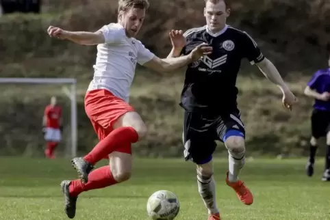 Hier war er noch für Steinwenden in der Verbandsliga am Ball: Johannes Straßer (links), der neueSpielertrainer des FV Weilerbach